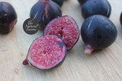 veganfeast:  Organic Figs by thenaturalfusions on Flickr.