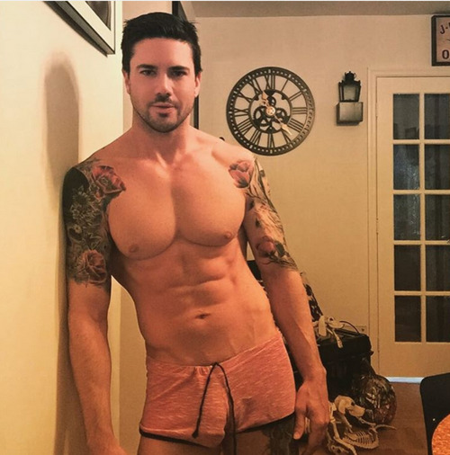 bulge-xlbigdick:  maxiremix:  Joe Putignano   hOt