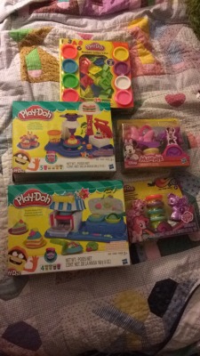 Littlest-Bratt:  I Got So Much Play Dough For My Birthday… 💪😏