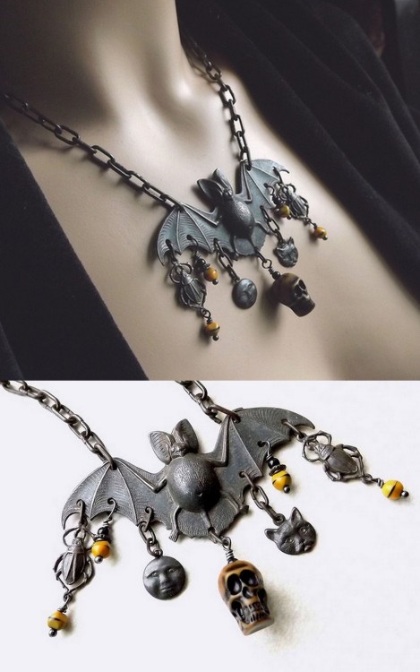 halloweencrafts:DIY Inspiration; Halloween Bat Necklace from Lilruby’s Flickr Stream. She also has a