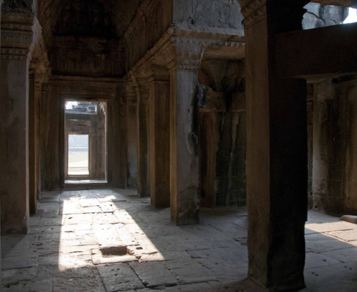speciesbarocus: Angkor Wat: the library. > Photo by tomorrowdog (2014). 