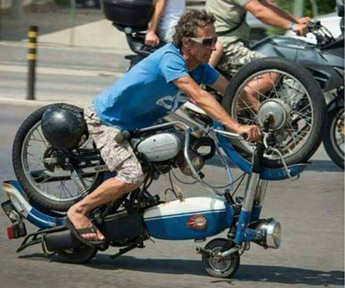 finofilipino:  Cuando tu padre te dice que no conduzcas motos y le quieres llevar la contraria, pero eres disléxico (y gilipollas).