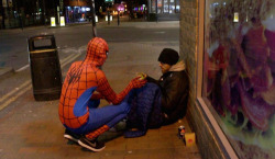 viraldiario:  Este Spider-Man anónimo reparte