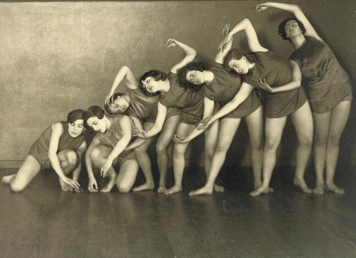 Troupe de danse Skoronel Truempy. Photo prise vers 1930 Photo - Jacobi Lutte Nudes & Noises  