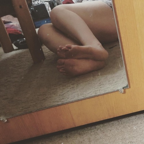 Love these mirror shots! #size12feet #solesfetish #tallgirlsrock #bigfeet #size12 #michiganfeet #det