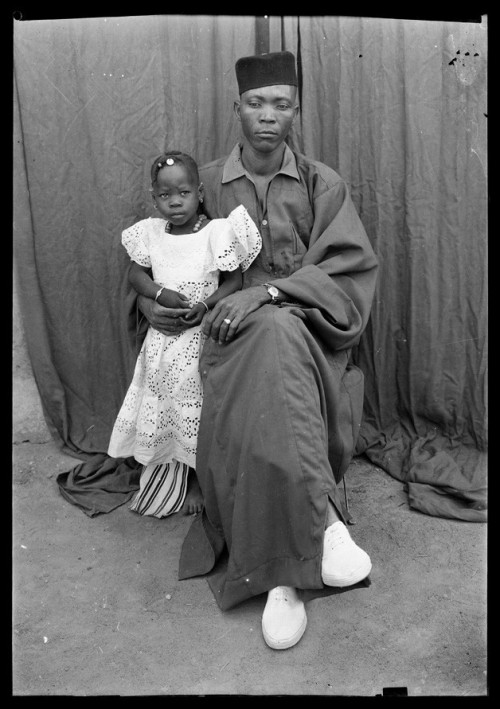  Seydou Keïta ❤❤❤❤West African Photographer  A self-taught  photographer, he opened a studio in 1948