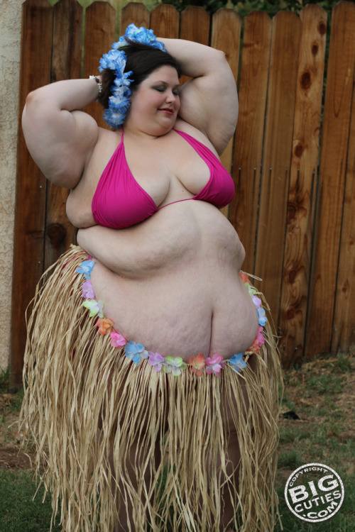 brendakthedonutgirl:Trysta rockin’ the grass skirt! #GOALS