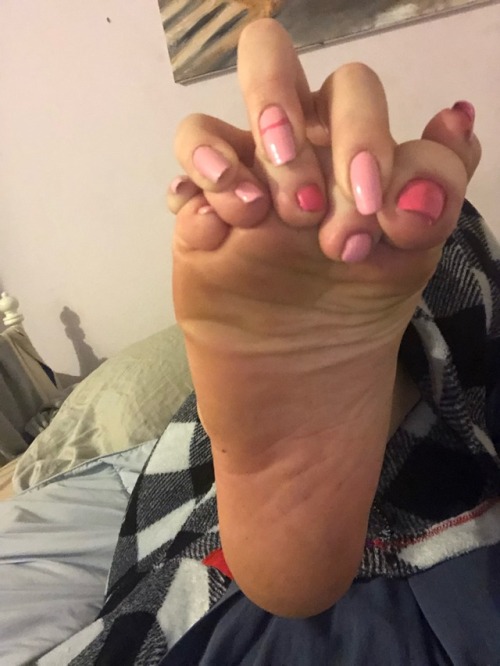 tickleme2tears: My hands are an accessory to my feet lol c’mere and talk to me~discord