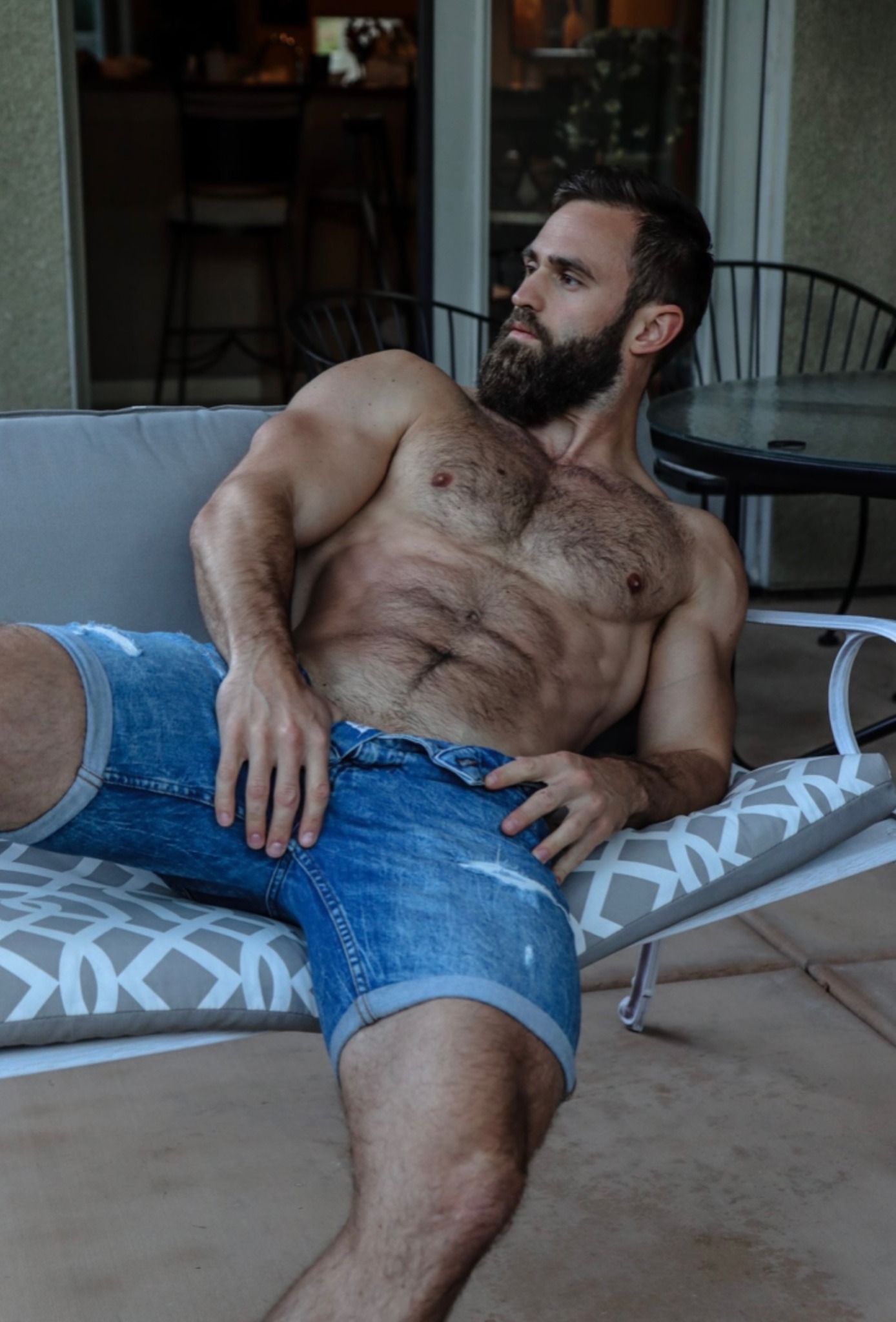 elnerdo19:Gorgeous Krispy Matt and his perfect sexy hairy chest! 🐺💚🤍💙💚💙🤍💚💙🤍