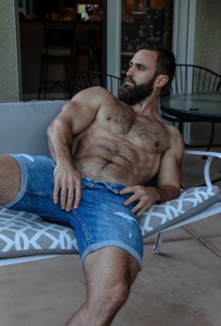 elnerdo19:Gorgeous Krispy Matt and his perfect sexy hairy chest! 🐺💚🤍💙💚💙🤍💚💙🤍