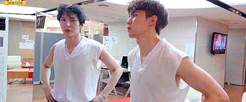 vixx-me-up: leobin + ✊✋✌  