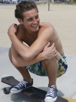 do2n:   Sockless Skater Boy in Chucks and Boardshorts 