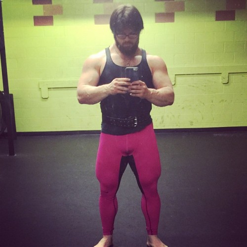 monkeyofsteel:  Big Leg Rights = Pink @nike tights. #cosplayfitness #hulkingout #TrainInSayain #Comb