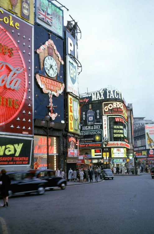 Sex c86:  Piccadilly Circus, London, 1962 pictures
