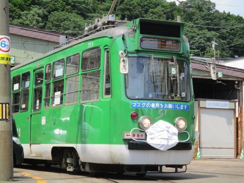 nippon-com:This is how serious Japan is about wearing face masks. A Sapporo street car has now donned a giant masuku as a way of encouraging riders to do the same. 