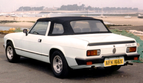 carsthatnevermadeit:  Reliant Scimitar GTC, 1980. A four-seat convertible based on the GTE sports estate, 443 GTEs were manufactured (including one prototype) before production ceased in 1986 I’ve posted about the Scimitar GTE previously