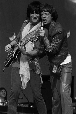 jumpinnick:  Ronnie Wood and Mick Jagger