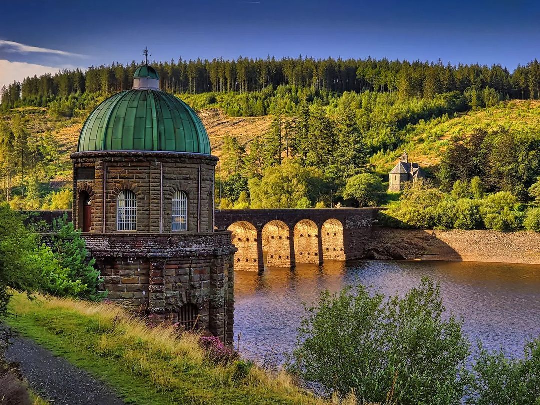 Early morning at Elan Valley. It was just me and the sun was about to show up. The water level was surprisingly low considering how much rain we’ve had the past week. It revealed a different look to Garreg Ddu Dam.
#elanvalley #garregddu...