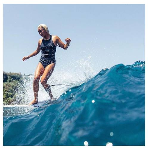 Nose riding into the weekend with this milkmaid @keliamoniz by @caitmiersphotography #Uluwatu #GoneS