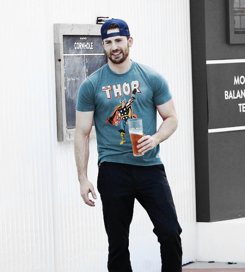 lindseymorqan: 1/? pictures of human puppy Chris Evans 