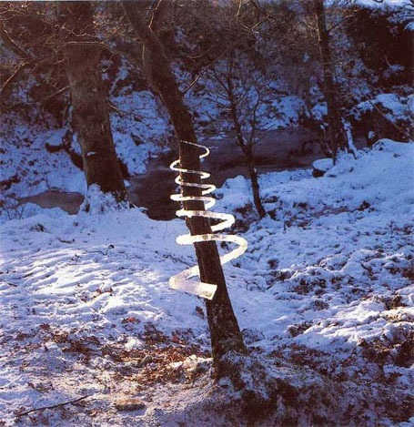 wetheurban:  SPOTLIGHT: Nature Sculptures by Andy Goldsworthy Andy Goldsworthy is a brilliant British artist who collaborates with nature to make his creations. Read More 