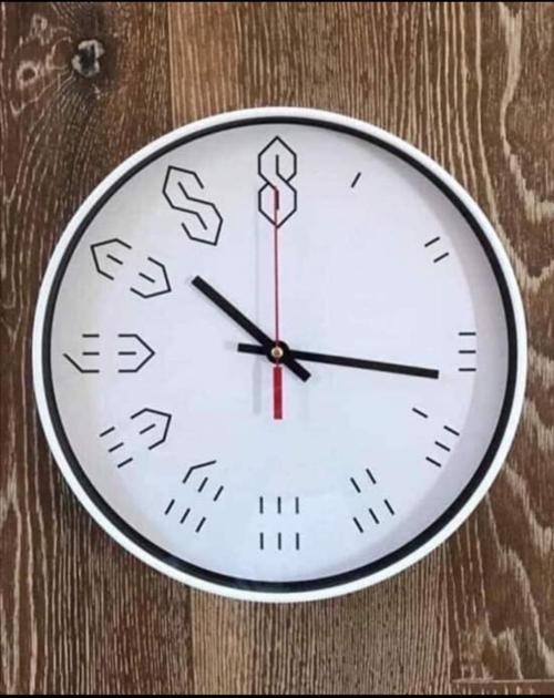 picsthatmakeyougohmm:Blursed_clock