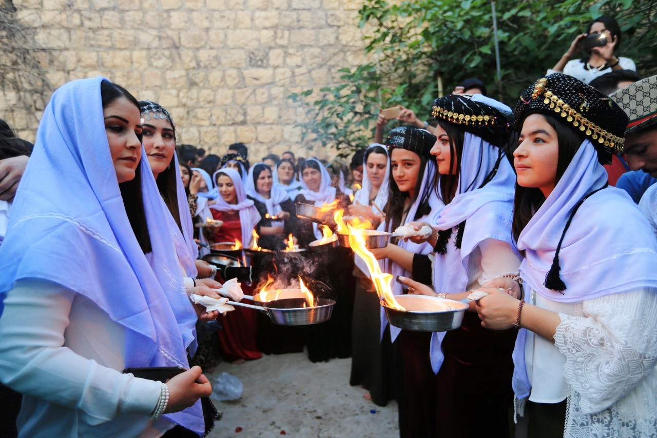 AÑO NUEVO YAZIDI. Los Yazidis, conmemoran la llegada de la luz al mundo durante la celebración del año nuevo. Se reúnen fuera del templo de Lalish situado en un valle cerca de Dohuk, al noroeste de Bagdad para realizar la ceremonia. (AFP)
MIRÁ TODA...