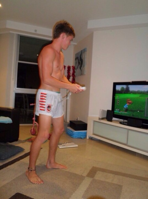 thongfaggot:Straight blokes, footy shorts and bare feet - the typical Aussie male uniform!