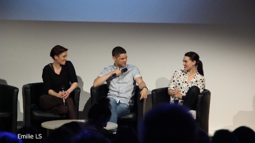 They were asked to describe the person to their left in one word. Chyler said “Huggies” about Jeremy