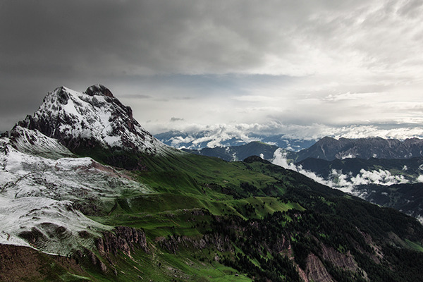 leebarguss:  Early Morning Hike (by Lukas Furlan) 