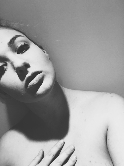 vodkaunt:  I am naked therefore I am art