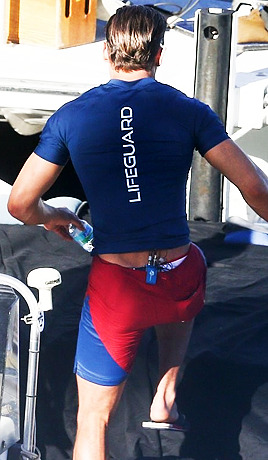zacefronsbf:zacefronsbf:Zac Efron on the set of “Baywatch” in Boca Raton, FL (February 22 he’s weain