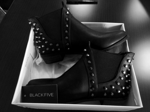 glamluxe-gala: glamluxe-gala:  Rivet Ankle Boots  Street Fashion Sale! »