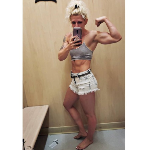 girlswithbiceps:  Girl Biceps Rock!