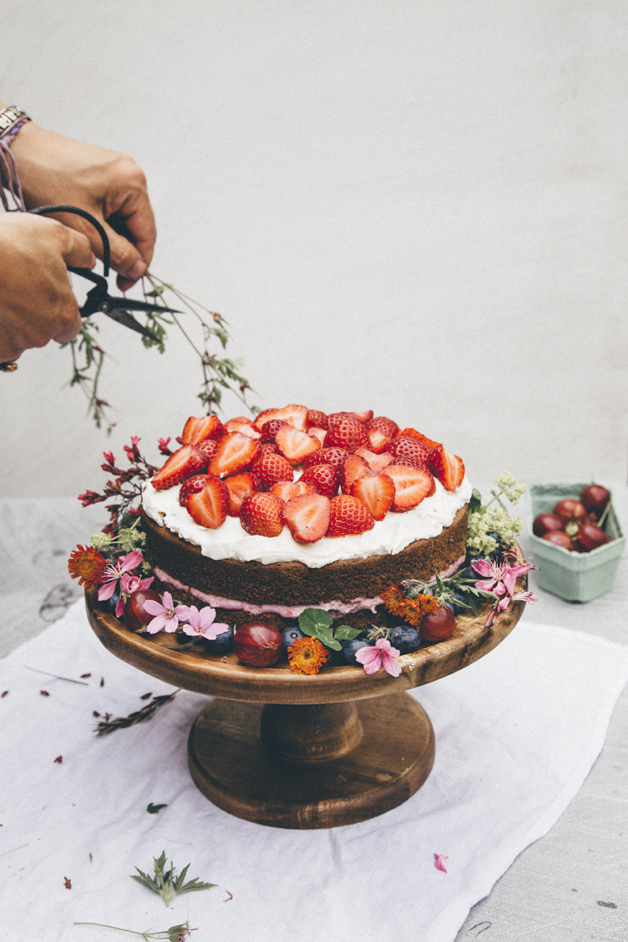 nourishatelier:  Walk barefoot, wear flowers in your hair. Make a pretty cake. 