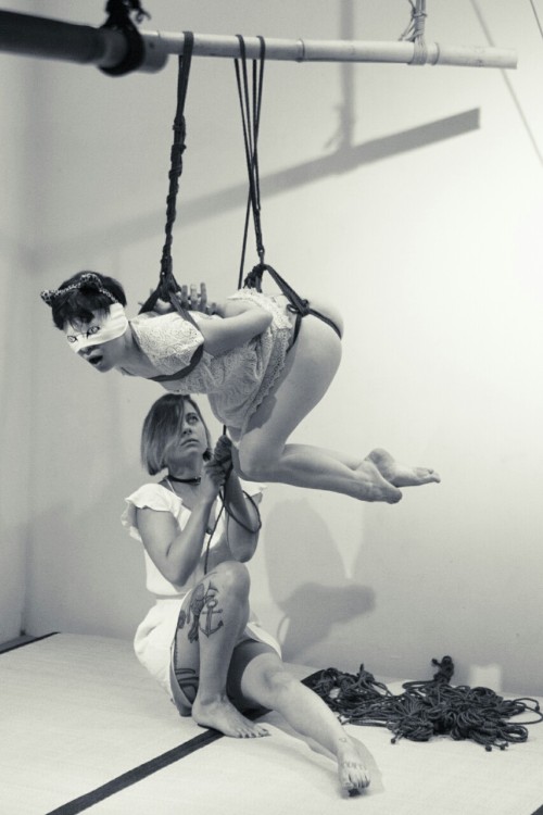 misungui:  Performance “Triangle de Cordes”  @ La Place des Cordes  (part 2) Rigger : Gorgone  Model : Misungui  Cello : Qlay  Photo : Tako Octo Brachia 