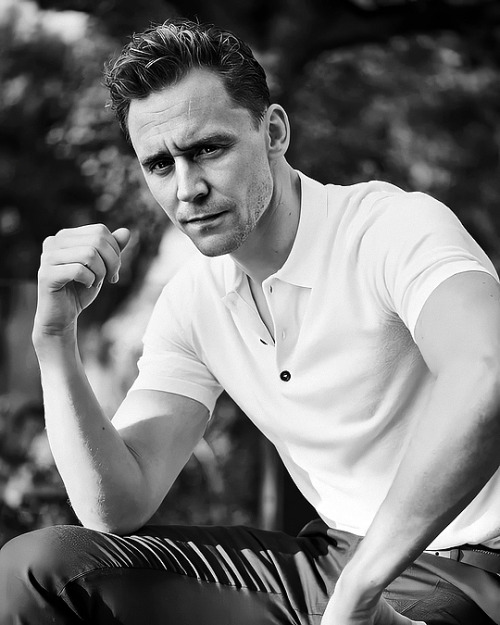 hiddleston-daily:Tom hiddleston by Eric Ray Davidson 2016 #;and if its evil that youre planting then its evil that will grow (micheál canon)  #;dont you bite the hand that feeds you or it may cut you with it’s knife (micheál fc)