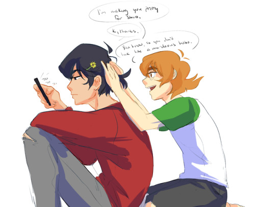 froldgapp:lazulila:more keith and pidge as modern roommates and bffs ❤Omg I love this!