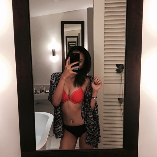 padlockposition: longorigami:  xerxes996: Hot SG Girls Those bod  Ig:dimples.jpeg