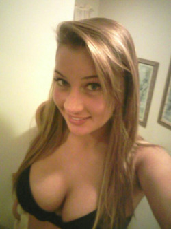 jpangel101:  Hot kik girl sends pics of her