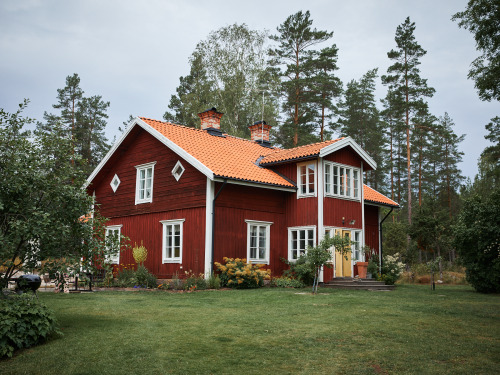 thenordroom:Traditional Swedish farmhouse | more hereTHENORDROOM.COM - INSTAGRAM - PINTEREST - SUPPO