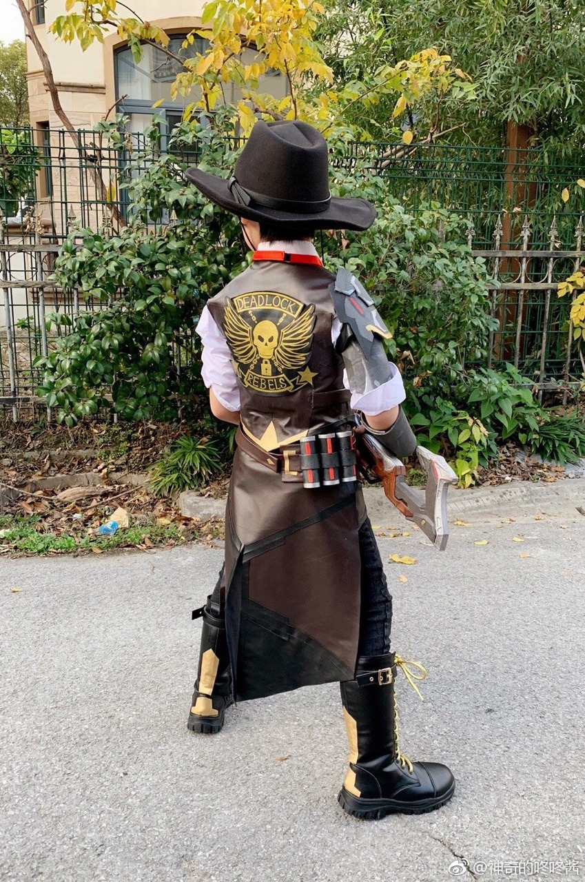 spcrash:  Ashe and B.O.B. cosplay by jemery0328 and their father. “D.A.D., do something?!?”