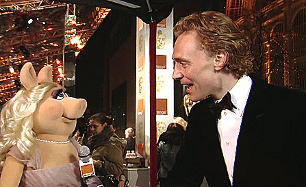 Classic Hiddles Moments: Tom Meets Miss Piggy (and naturally he charms the porcine diva)