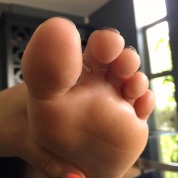 Barefootgram:  ©🌟 @Ttoes95 🌟 #Foot #Feet #Footfetish #Pés #Prettyfeet #Beautifulfeet