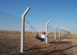 mamitah:  floresenelatico:  Border Hammock by Murat Gok in Istanbul, Turkey.  edgy! 