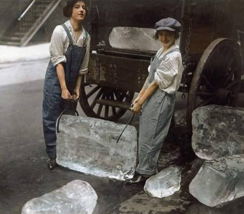 the-real-skeletor: blue–folder:A pair of girls deliver ice in lower Manhattan, New York City, 1918 (