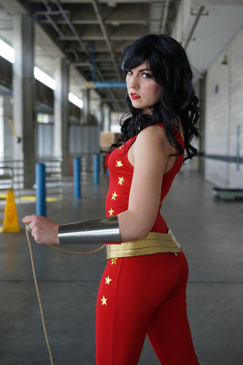 LadyStaba (USA) as Wonder Girl.
Photo I by: ocwajbaum
Photos II-IV: Eurobeat Kasumi Photography