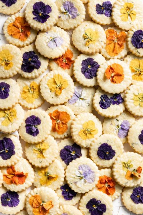 sweetoothgirl:  Edible Flower Cookies  