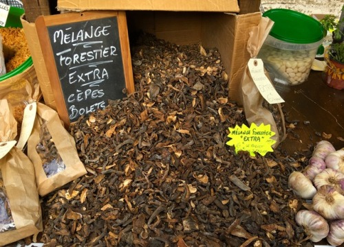 “Melange de forestier extra,” champignons et ail, marché du dimanche, L'isle-sur-la-Sorgue, Vaucluse