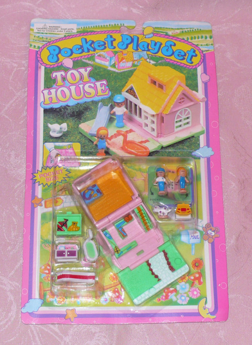 I love bootleg toys, these “polly pocket style toys” were really cute :)